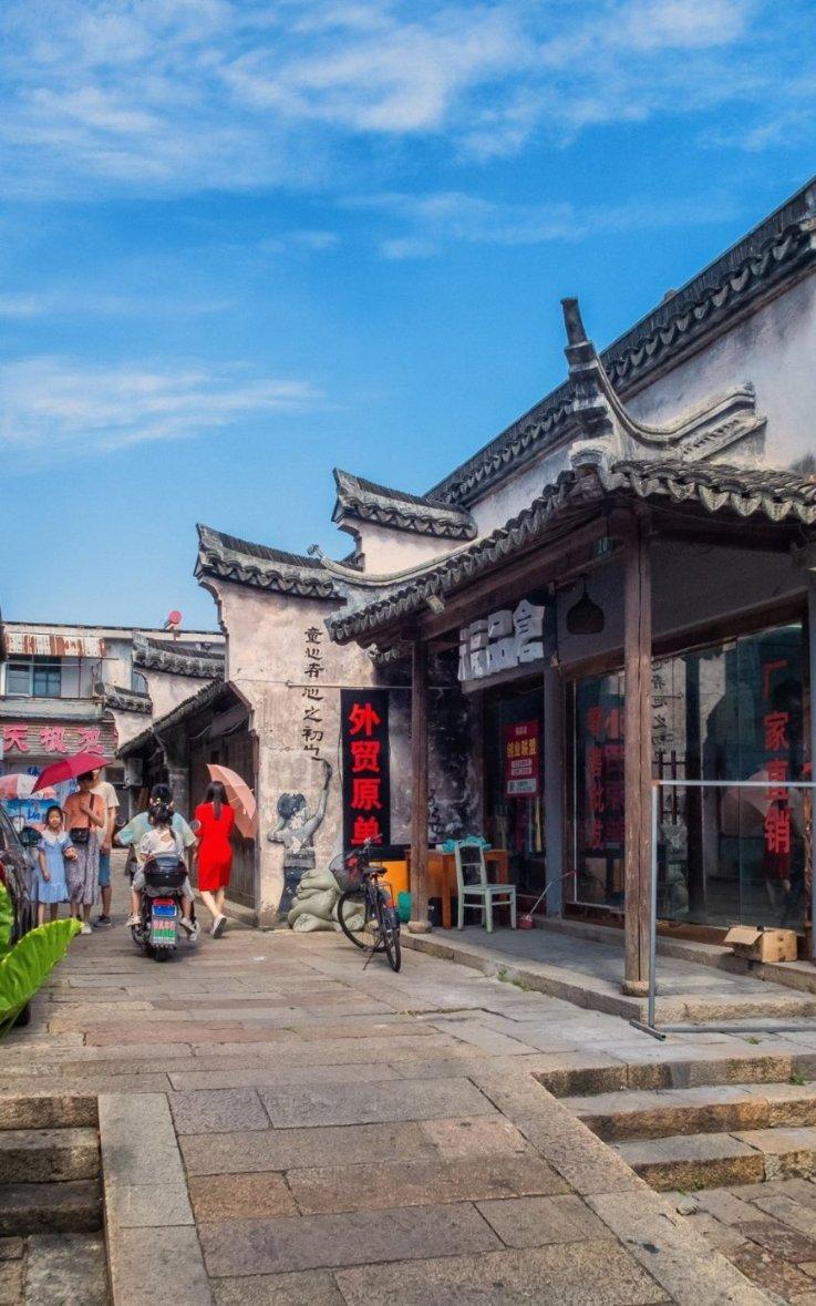 你们值得被永远铭记!钱学森、邓稼先、李四光、钱三强的身影出现在大楼的广告位上